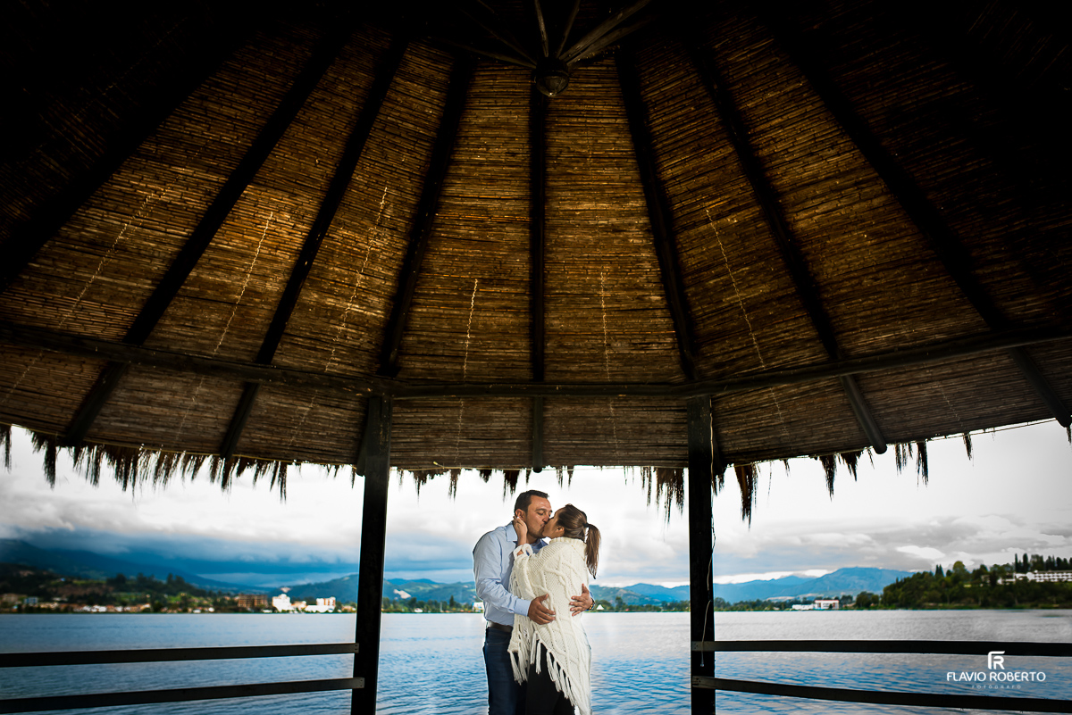 Noivos se beijando no lago sochagota