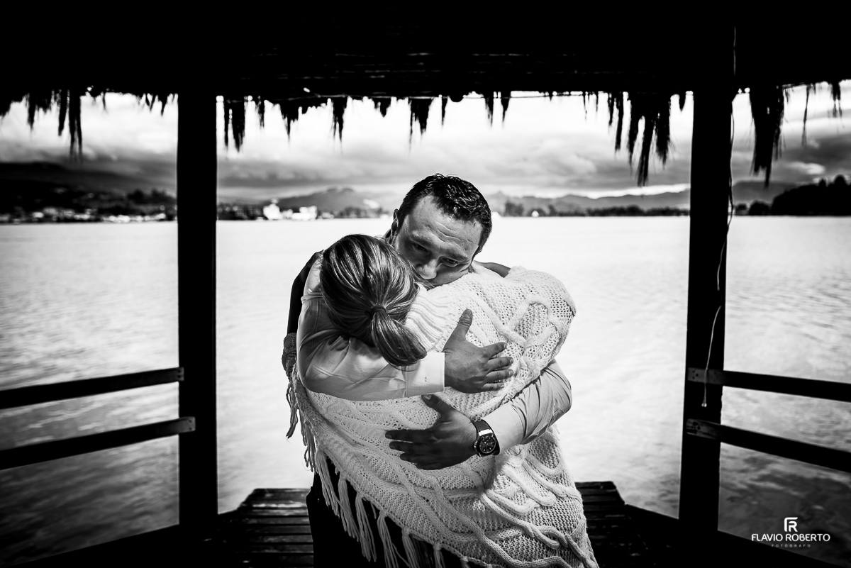 namorados se abraçando no lago
