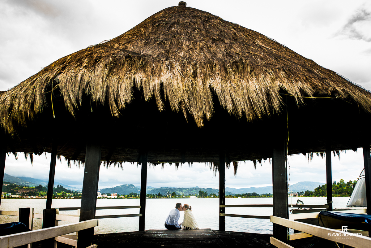 casal namorando na beira do lago