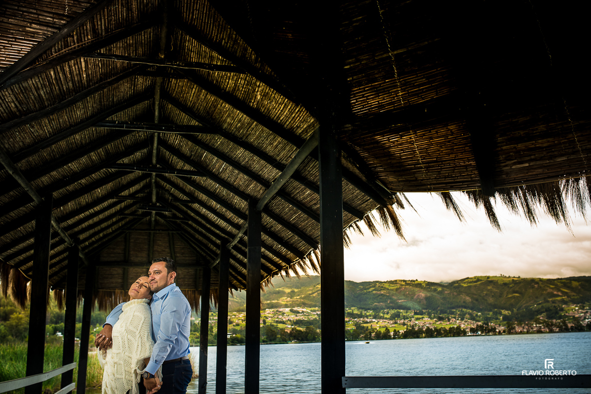 um abraço gostoso entre casal de namorados