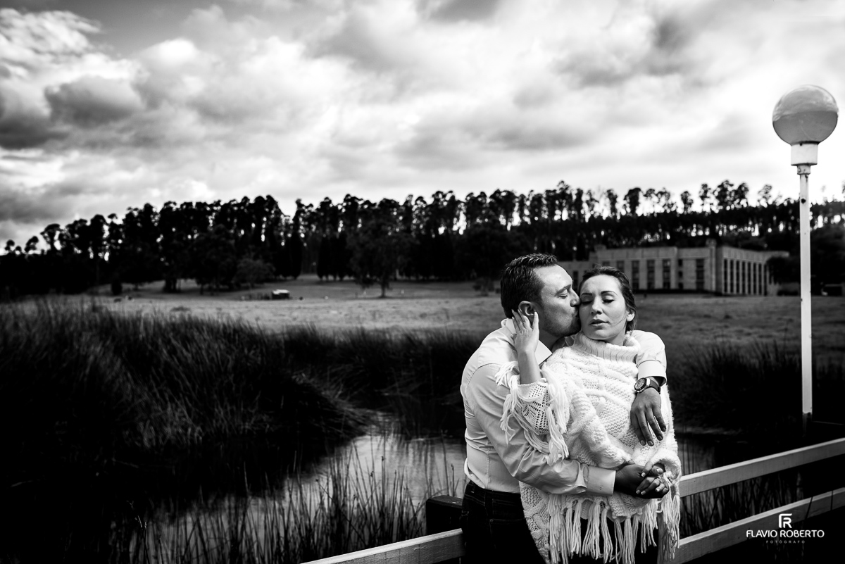 casal no bosque do hotel estelar