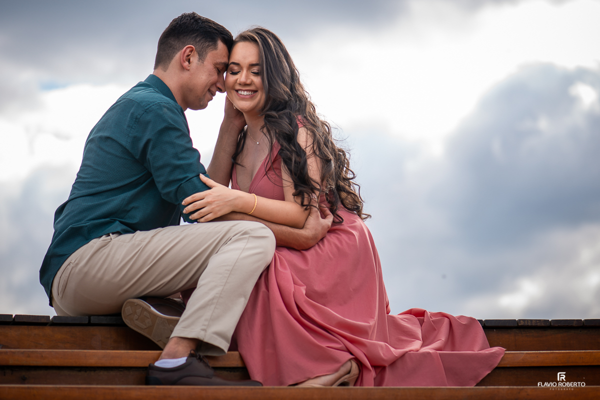 casal namorando na escada do deck do Parque do Pico do Itapeva durante Ensaio Pre Wedding em Campos do Jordão 