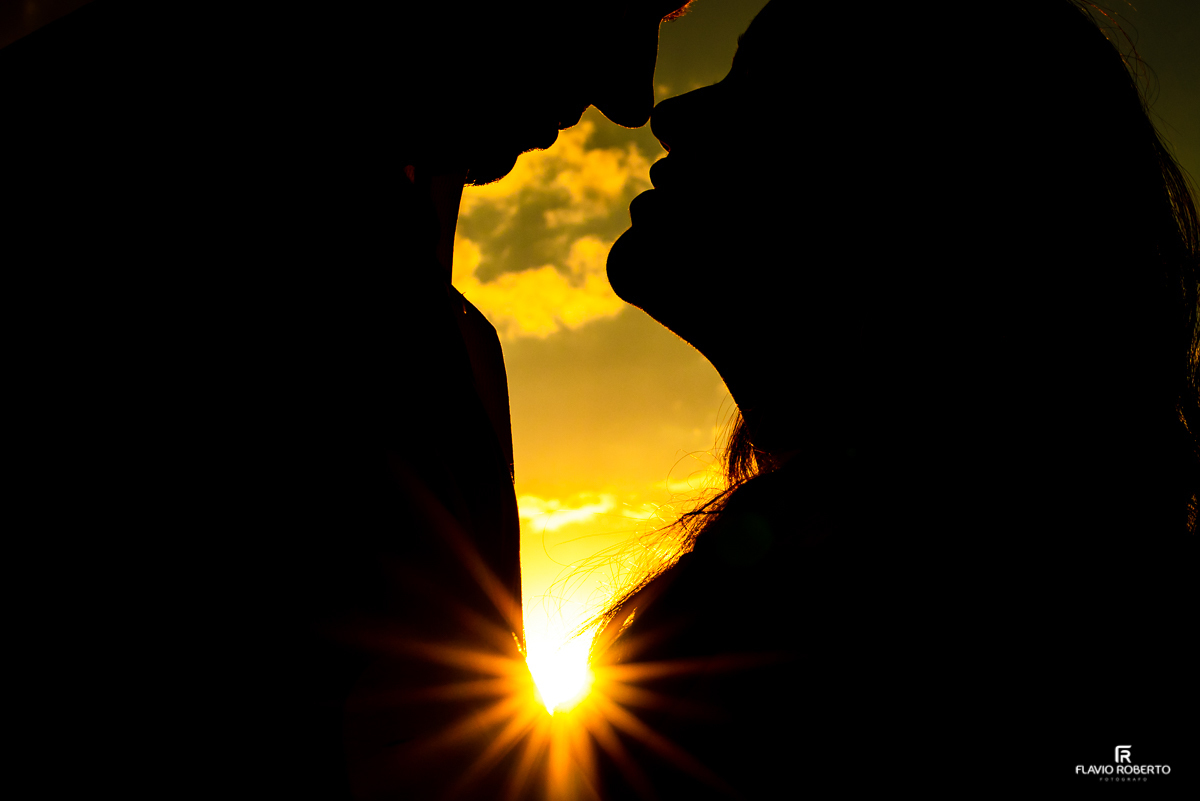 silhueta de beijo do casal no por do sol durante Ensaio Pre Wedding no Pico Agudo em Santo Antonio do Pinhal 