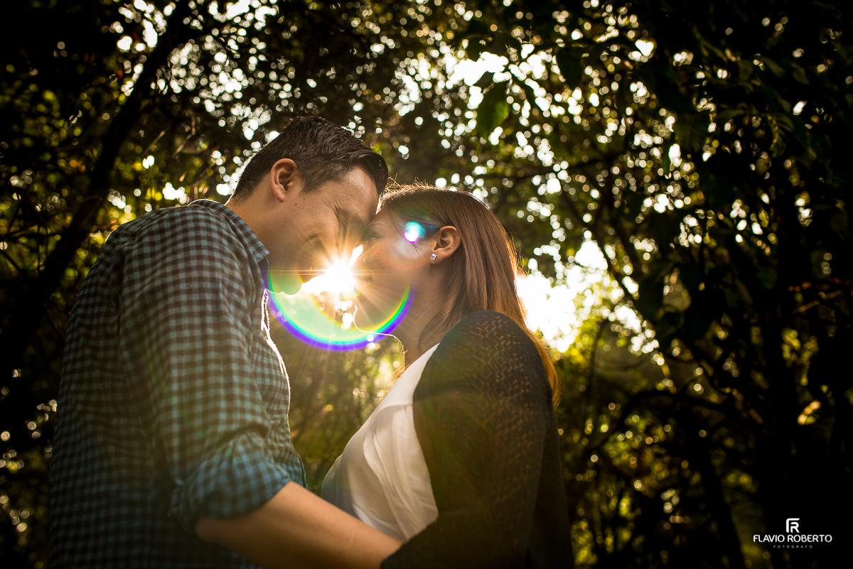 casal de namorados em momento de carinho