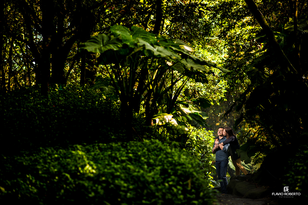 namorados abraçados no bosque em Bogotá