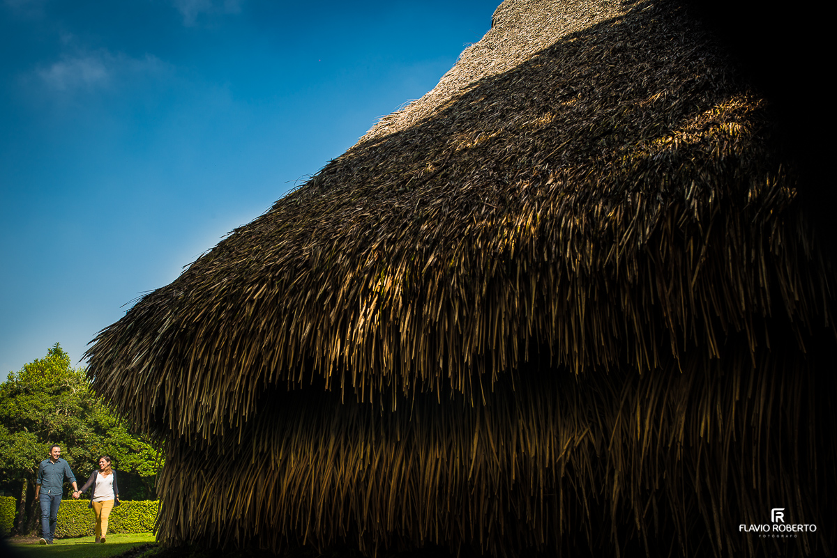 namorados caminhando perto da Oca dos indios
