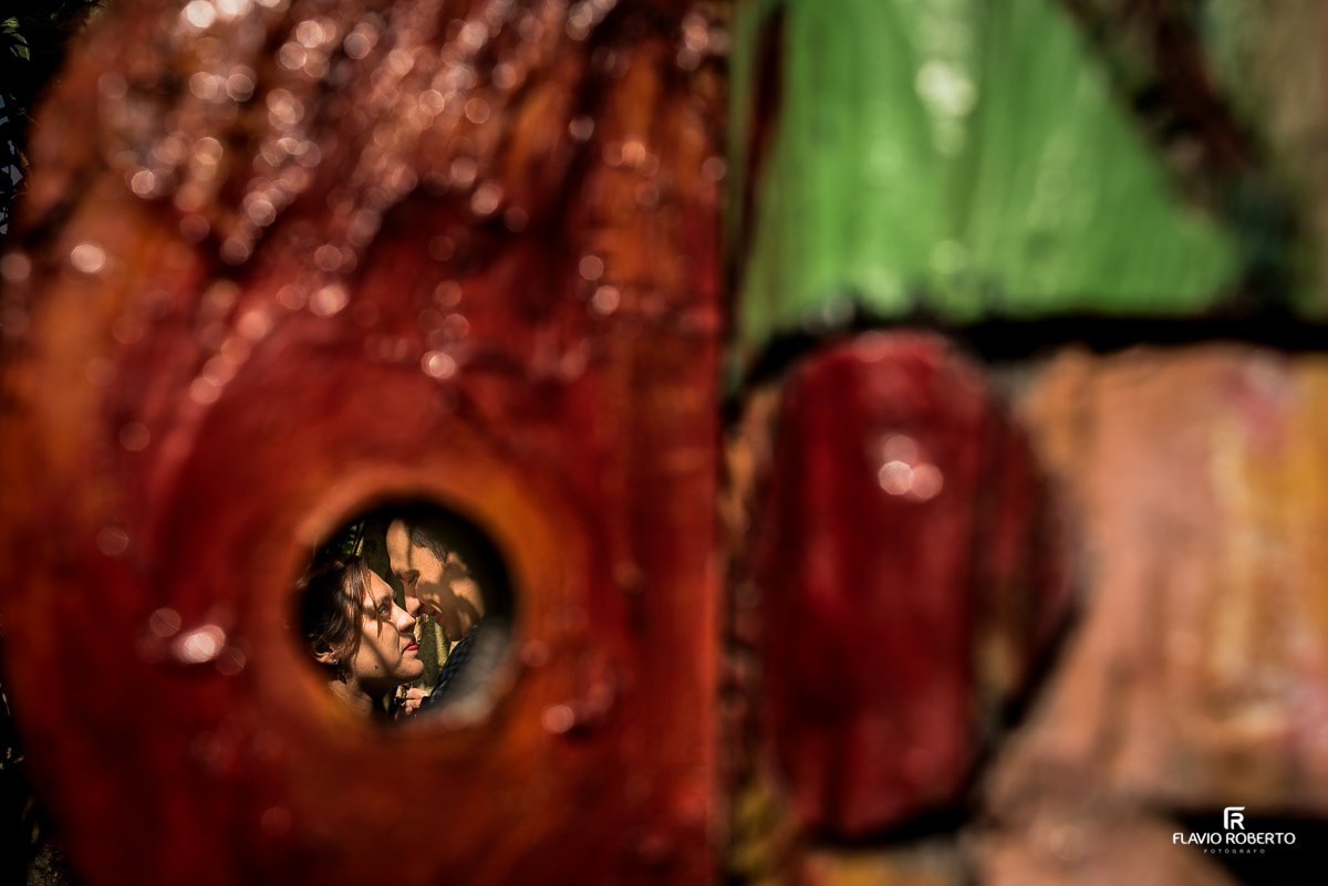 casal se beijando atrás do tótem