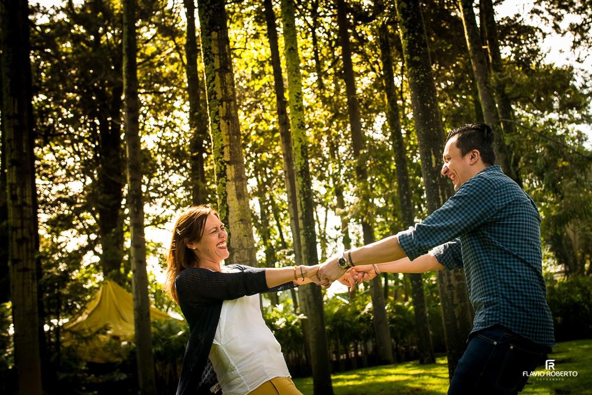 namorados brincando de girar