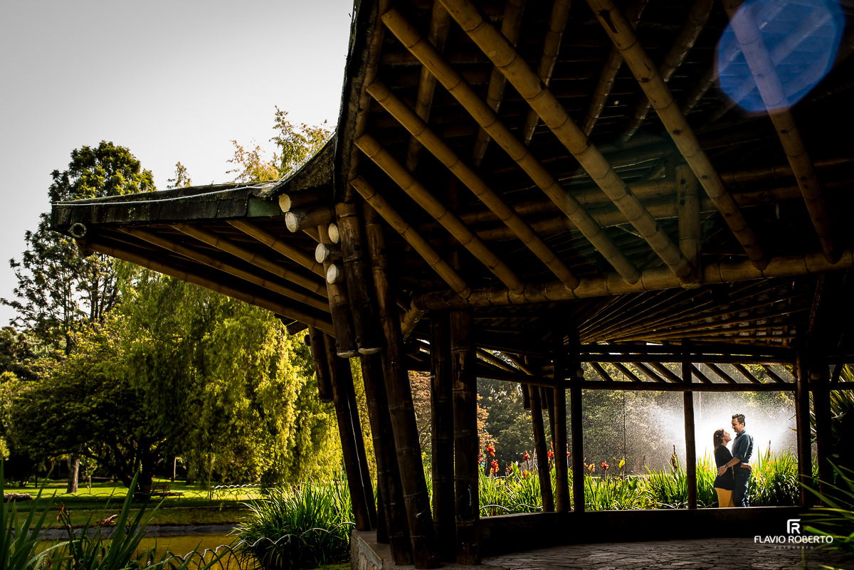casal namorando perto da fonte de água