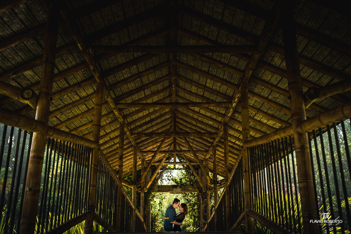 um abraço gostoso dos namorados na ponte de madeira