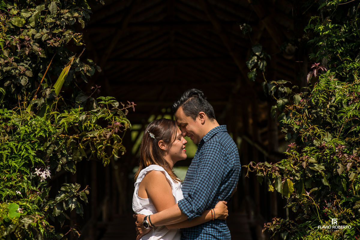 namorados se abraçando