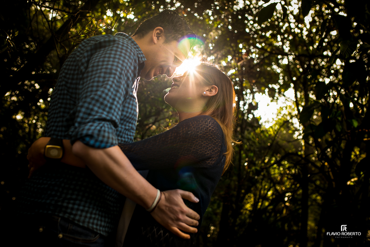 lindo sol iluminando o casal
