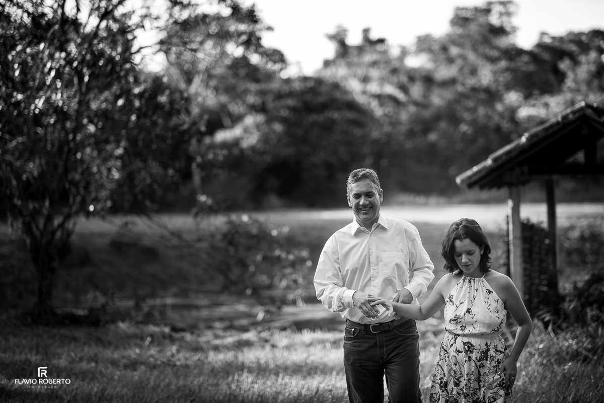 noivos caminhando no parque