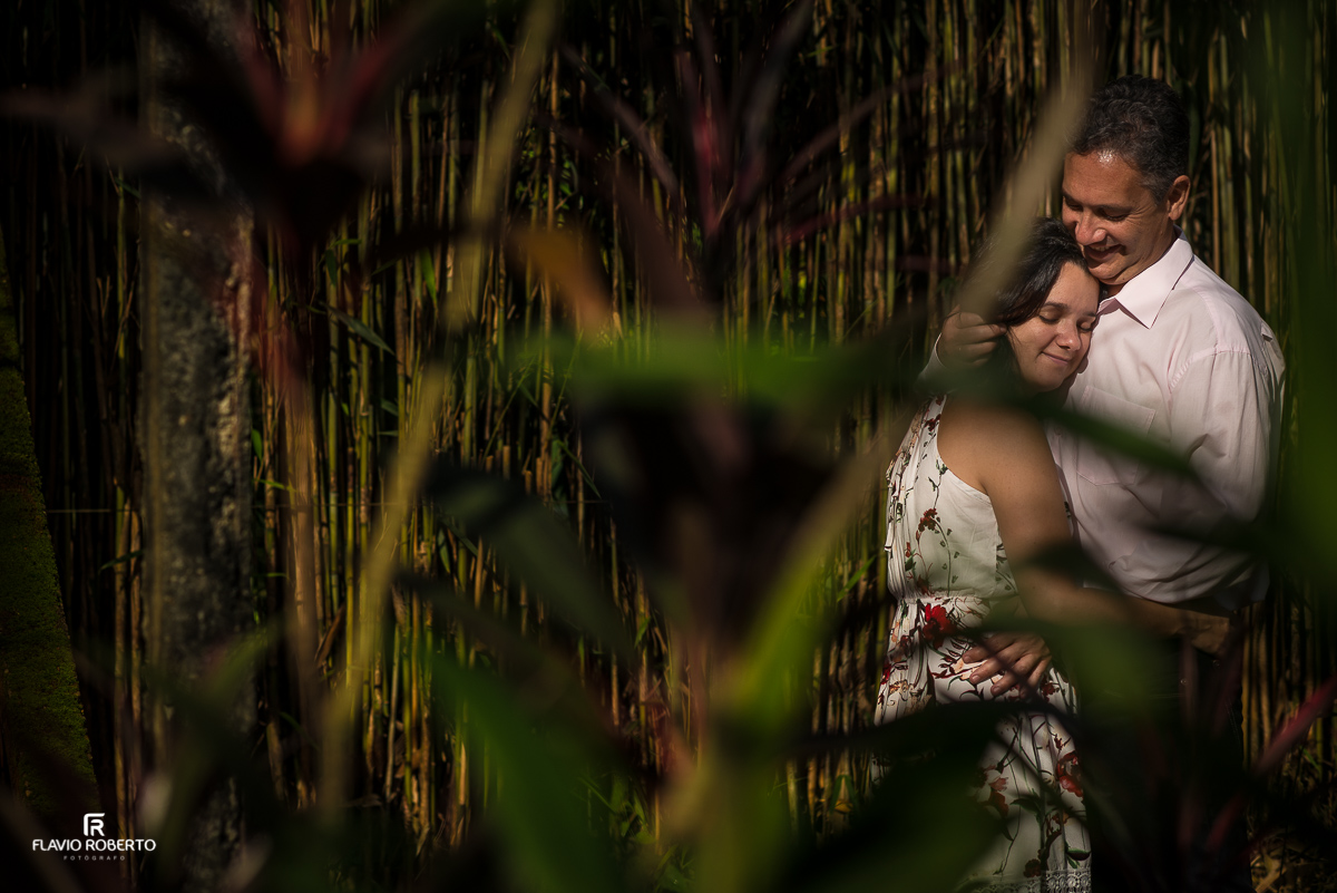 casal de namorados se abraçando no parque