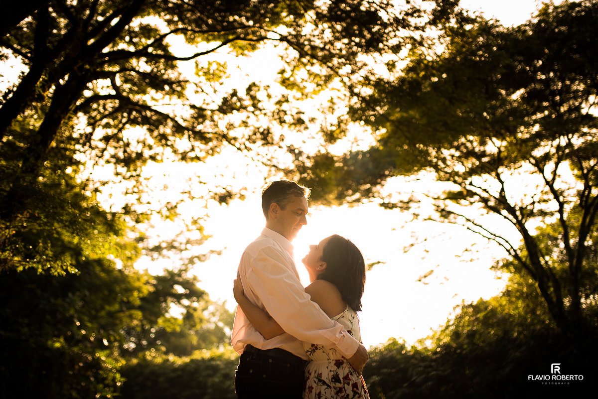 Casal se encarando no parque