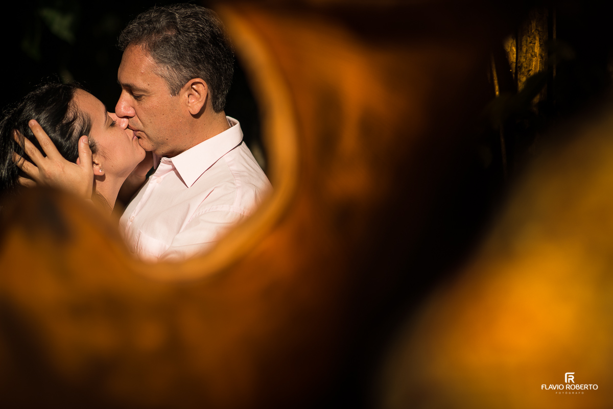 Casal de noivos de beijando