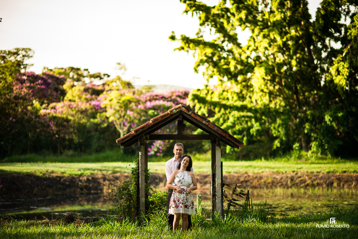 Noivos passeando do lado da lagoa