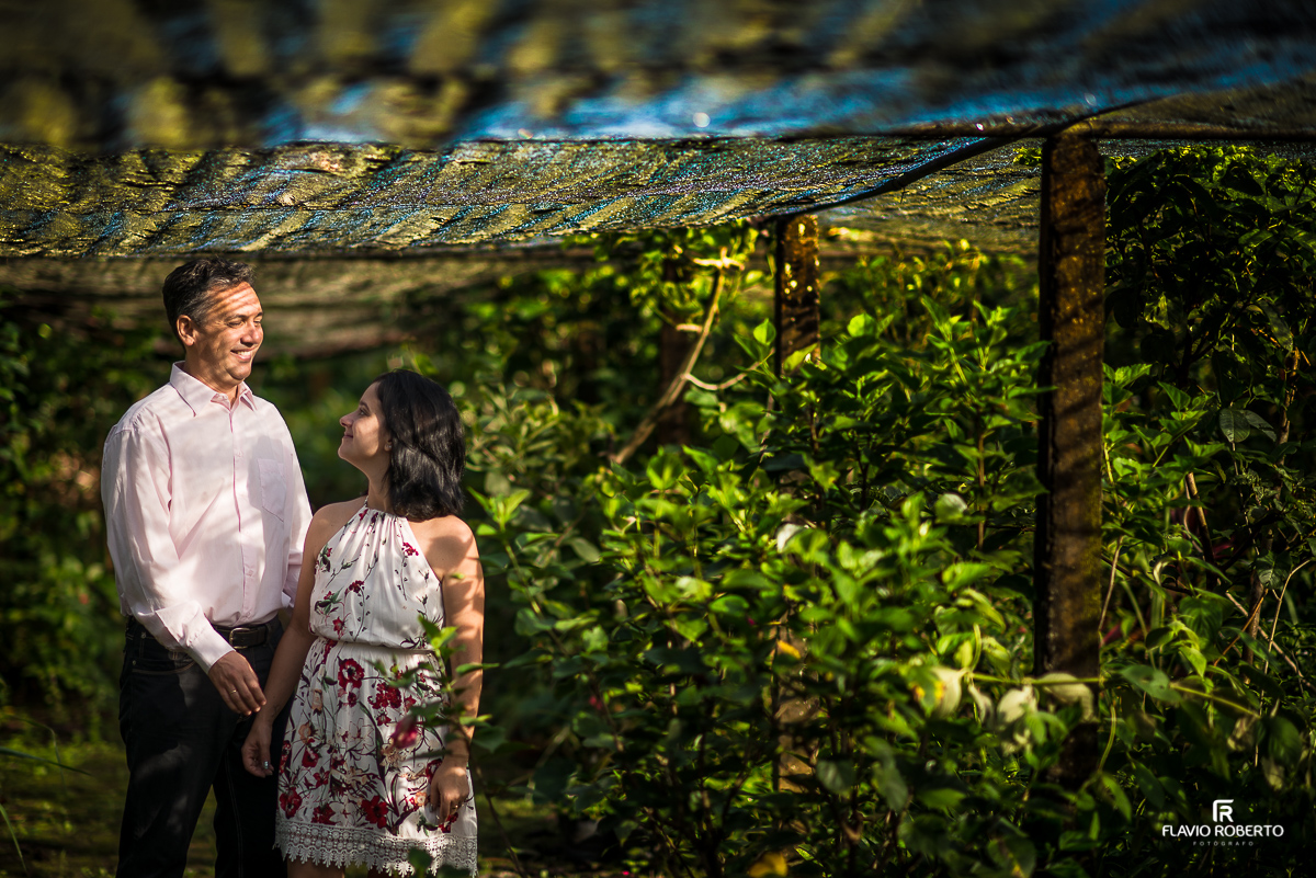 Casal de noivos na fazendinha