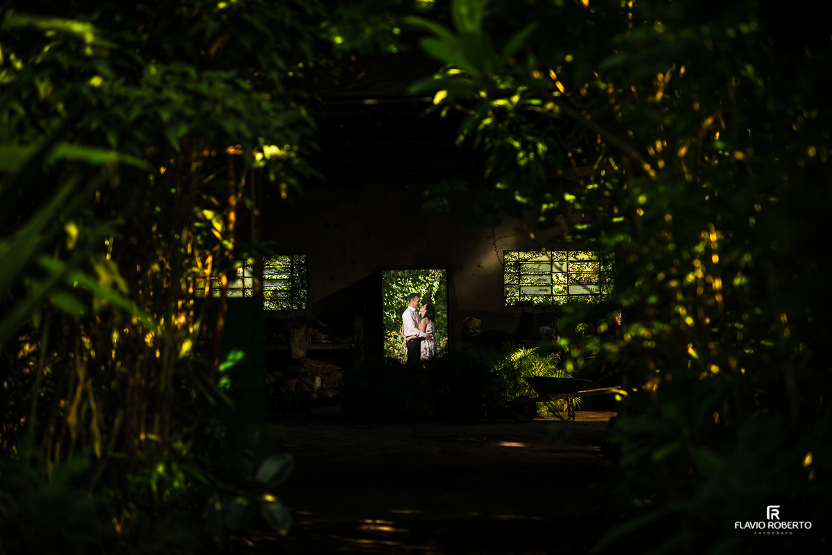 Noivos namorando no galpao