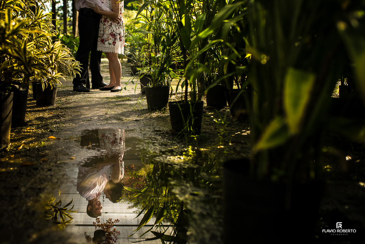 reflexo dos noivos na poça de água
