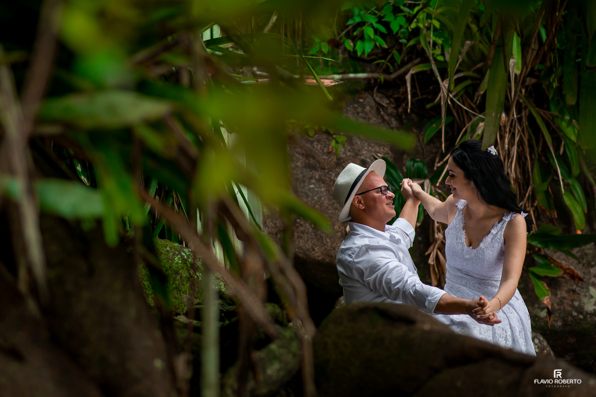 casal brincando do lado de uma canoa na praia do Felix 
