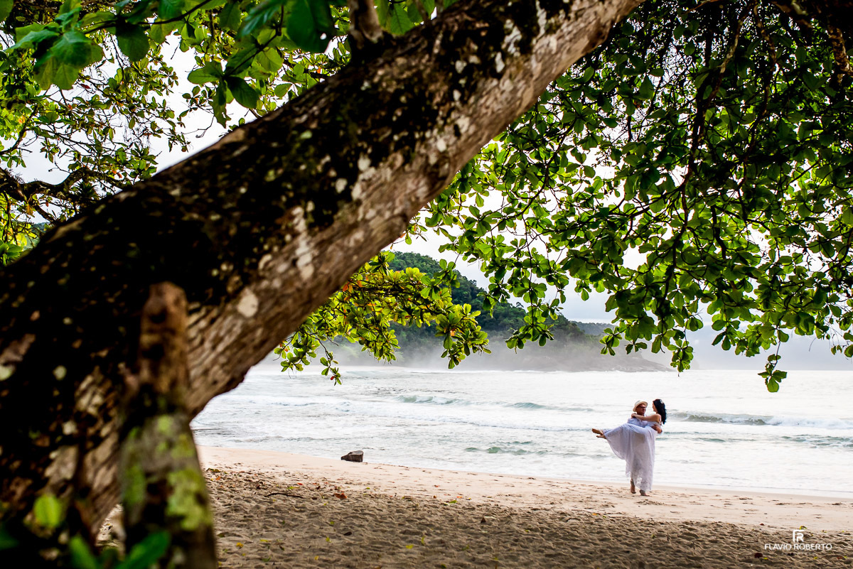 casal abraçado na praia do Félix durante ensaio de casal em Ubatuba