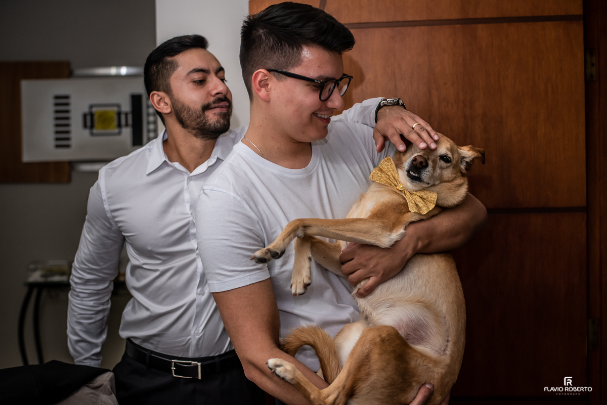 noivo abraçando seu cachorro antes do casamento