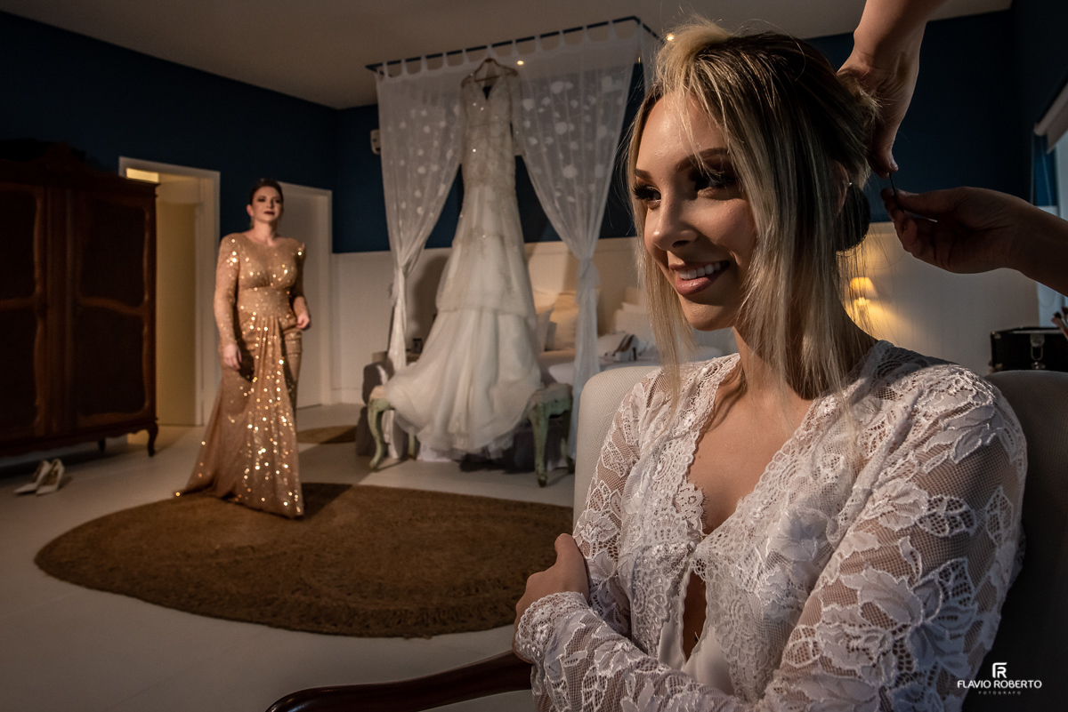 noiva se maquiando no club dos 500 em Guaratinguetá