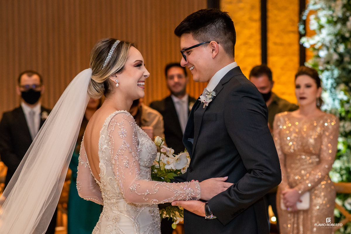 Noivo recebendo sua noiva na Capela Sagrada Familia em Casamento realizado no Recanto do Bosque em Guaratingueta