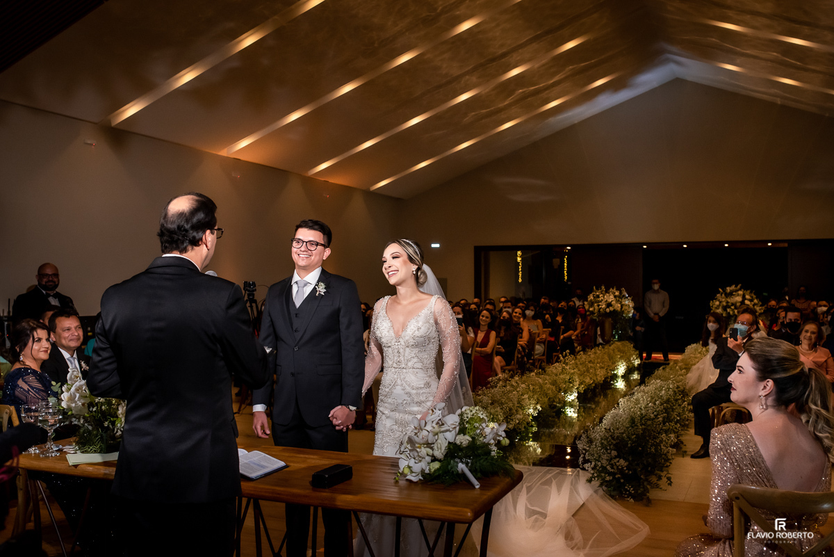 Casal junto durante cerimonia na Capela Sagrada Familia em Casamento realizado no Recanto do Bosque em Guaratingueta