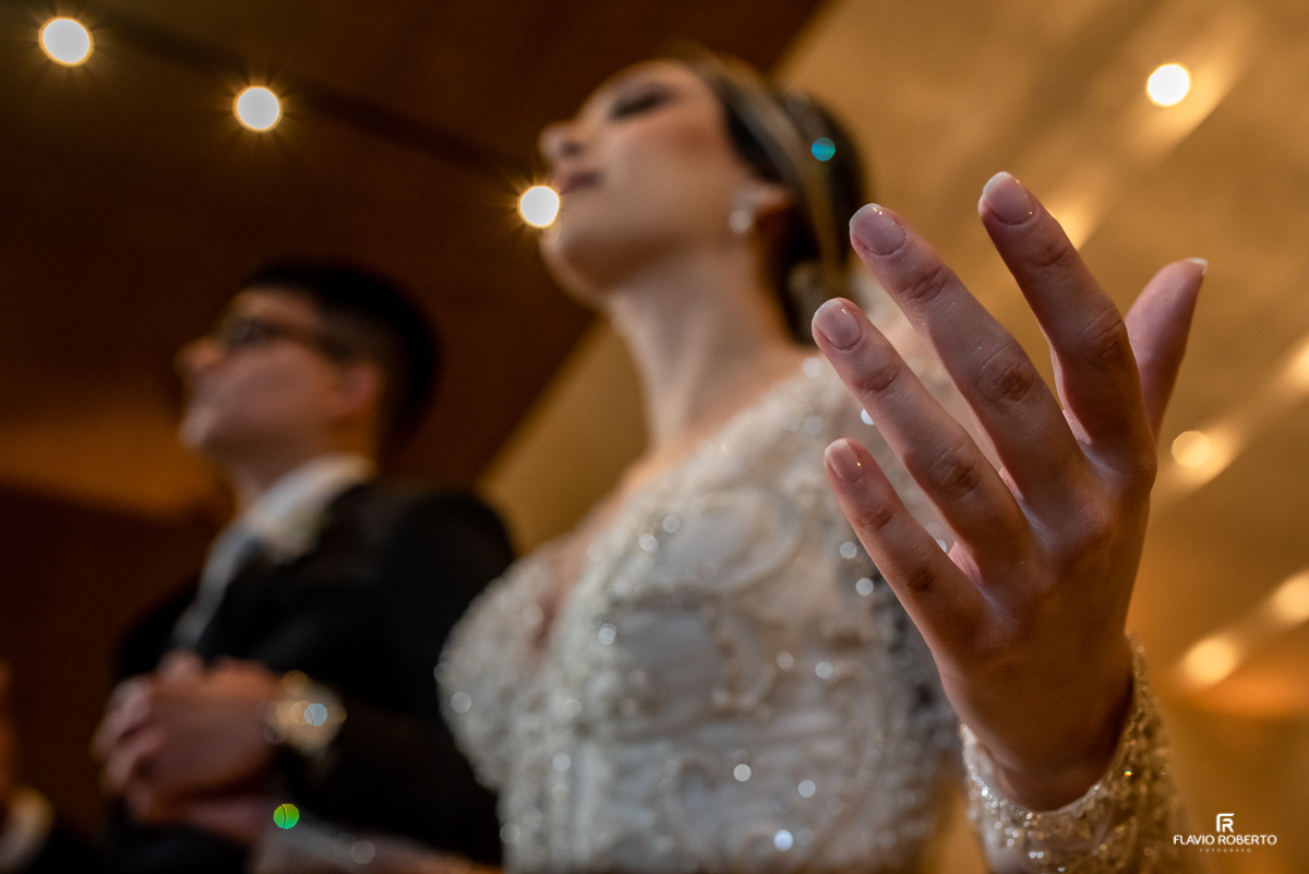 Casal rezando em cerimonia na Capela Sagrada Familia em Casamento realizado no Recanto do Bosque em Guaratingueta