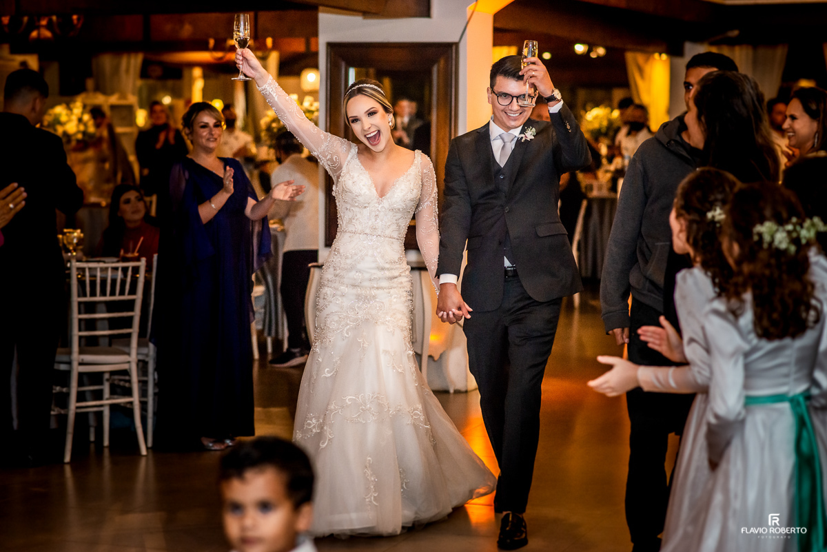 Noivos entrando no salão em Casamento realizado no Recanto do Bosque em Guaratingueta