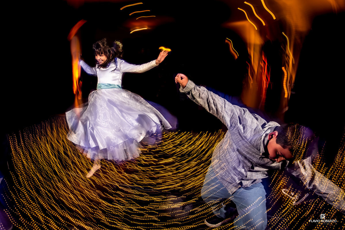 crianças na pista de dança em Casamento realizado no Recanto do Bosque em Guaratingueta