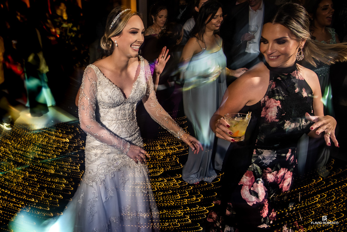 noiva dançando e brincando com suas amigas em Casamento realizado no Recanto do Bosque em Guaratingueta