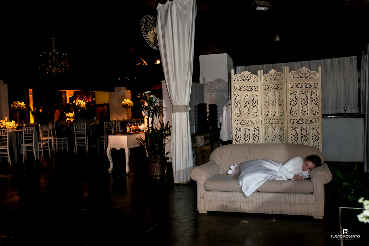 criança dormindo na festa de Casamento no Recanto do Bosque em Guaratinguetá