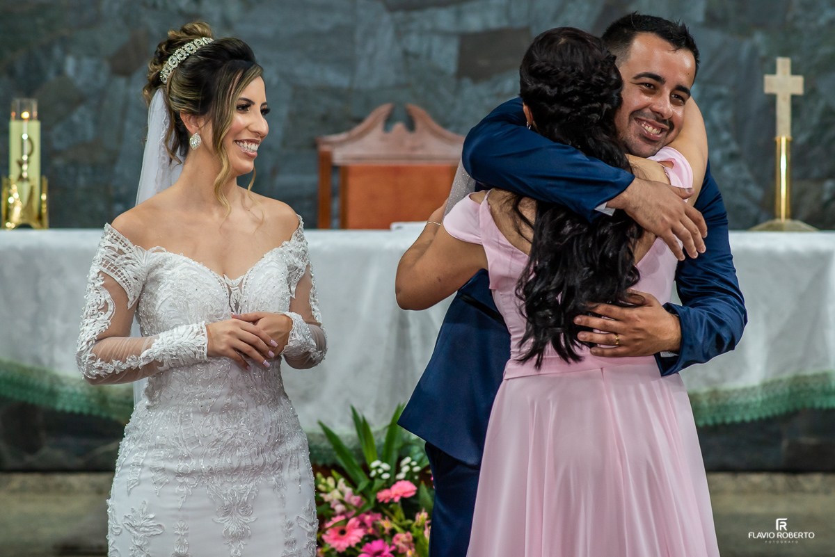noivos abraçando seus padrinhos durante Casamento na Matriz de Sao Miguel Arcanjo em Piquete