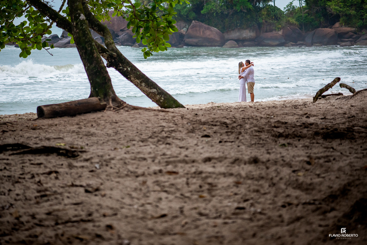 Noivos abraçados na Praia do Félix durante Ensaio Pre Wedding em Ubatuba