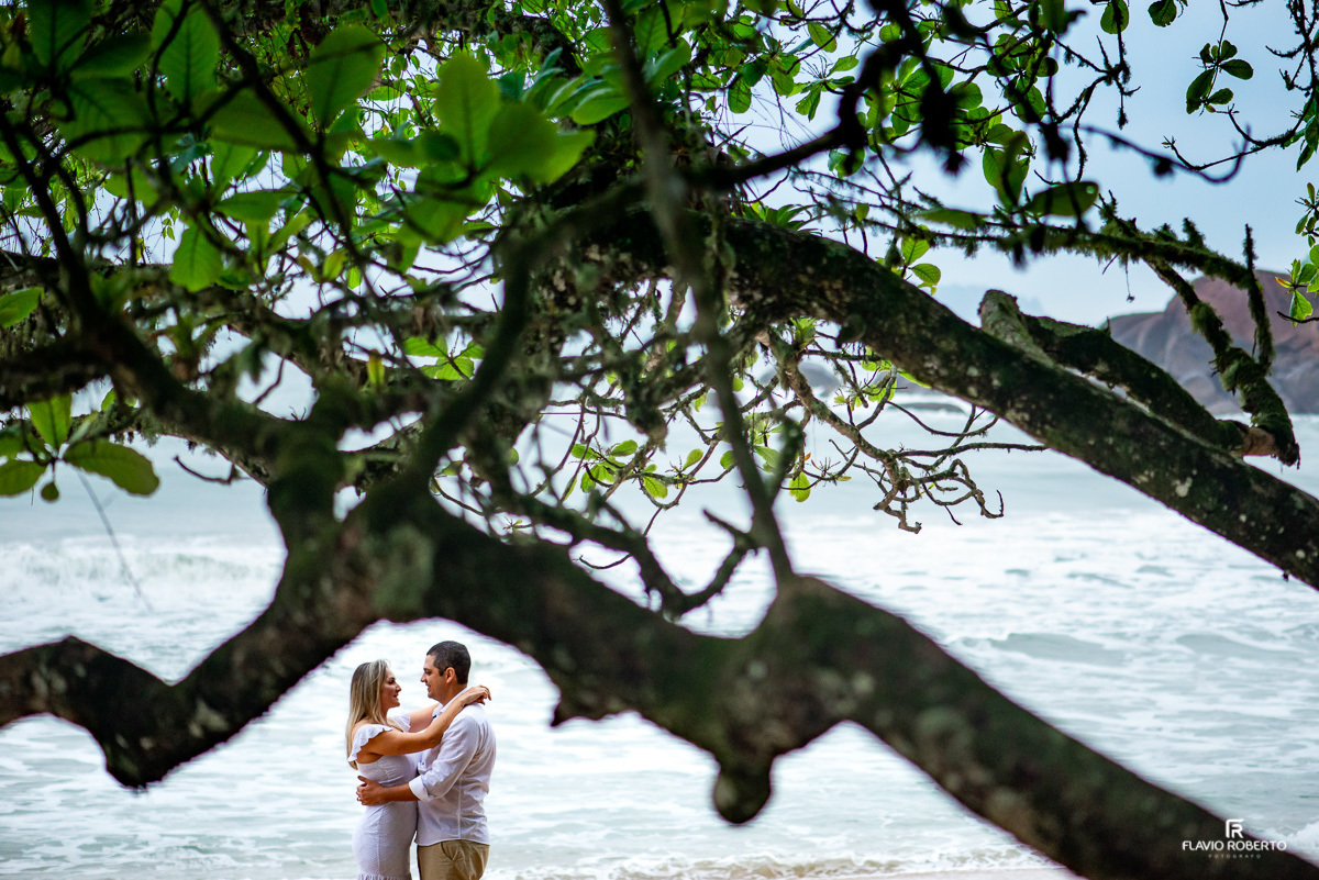 Casal abraçado da Praia do Félix durante Ensaio Pre Wedding em Ubatuba