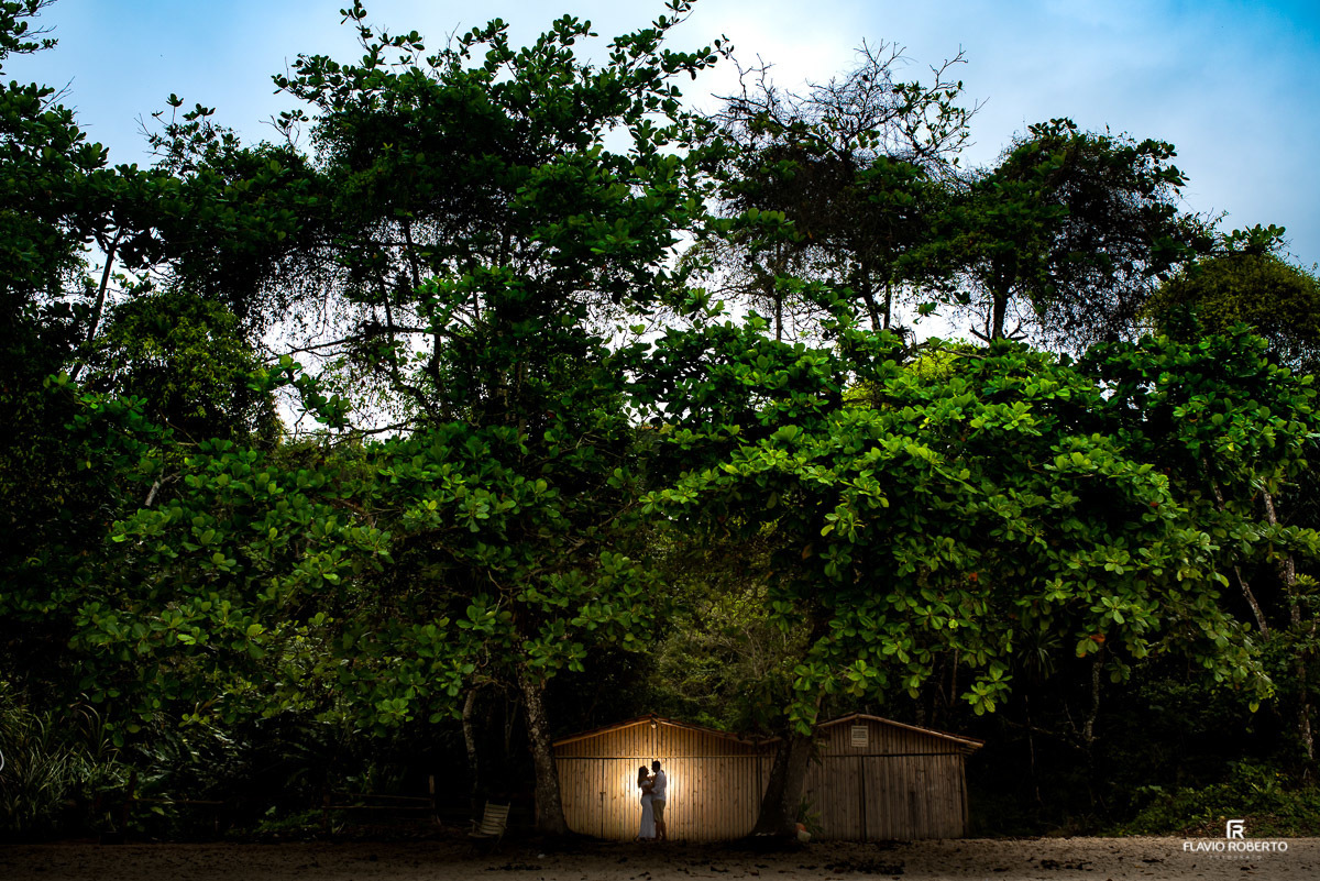 Silhueta do casal se beijando em frente um portao na Praia do Félix durante Ensaio Pre Wedding em Ubatuba