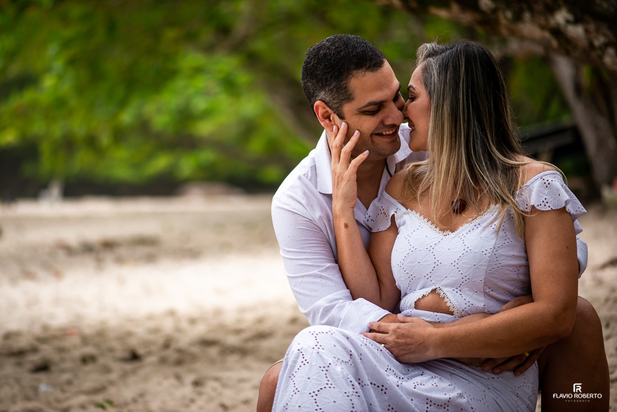 Casal namorando na Praia do Félix durante Ensaio Pre Wedding em Ubatuba