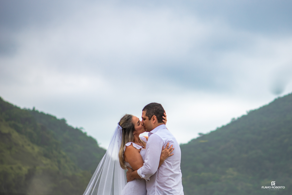 Casal se beijando no pé da serra do mar durante ensaio pre wedding em ubatuba