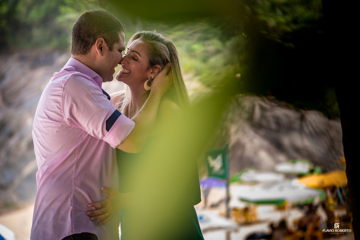 Noivos namorando  dando risada no Quiosque da Praia da Sununga tomando um drink durante ensaio pre wedding em ubatuba