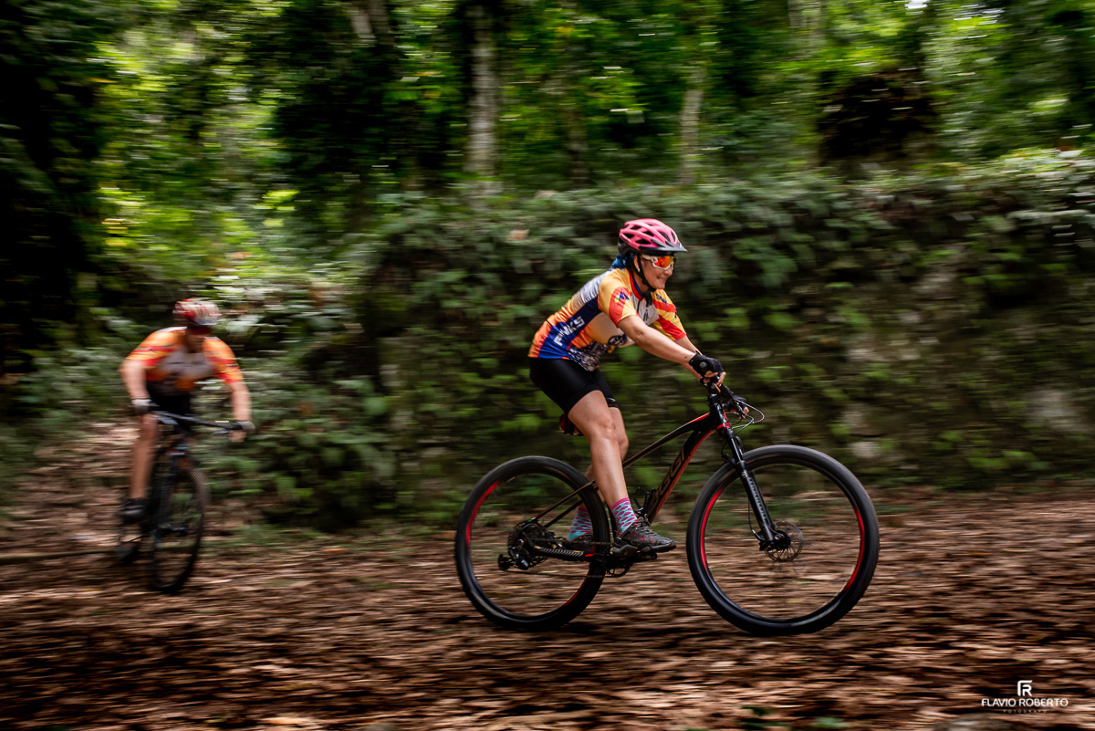 Noiva pedalando em trilha nas Ruínas de Lagoinha em Ubatuba durante ensaio pré casamento na natureza.