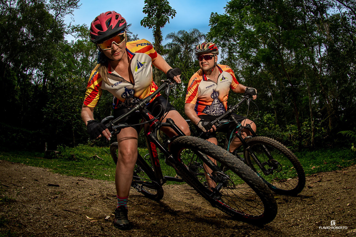 Casal de noivos fazendo trilha de bicicleta, pedalando pelas Ruínas de Lagoinha em Ubatuba durante Ensaio Pre Wedding