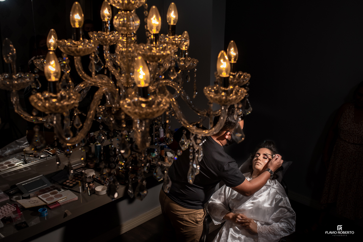 Noiva se maquiando no Centro de Beleza Douglas Nagibe & Tiago Mattos em Cruzeiro-SP