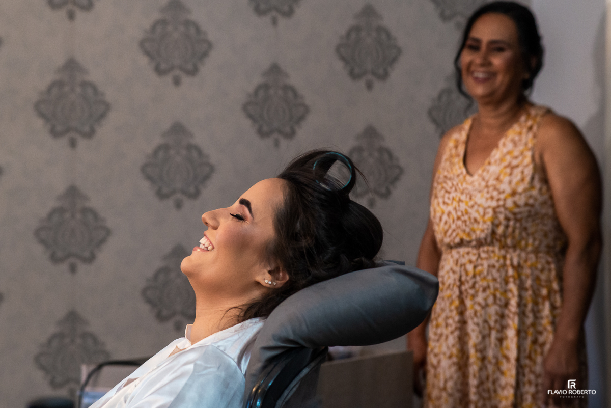 Noiva se maquiando no Centro de Beleza Douglas Nagibe & Tiago Mattos em Cruzeiro-SP