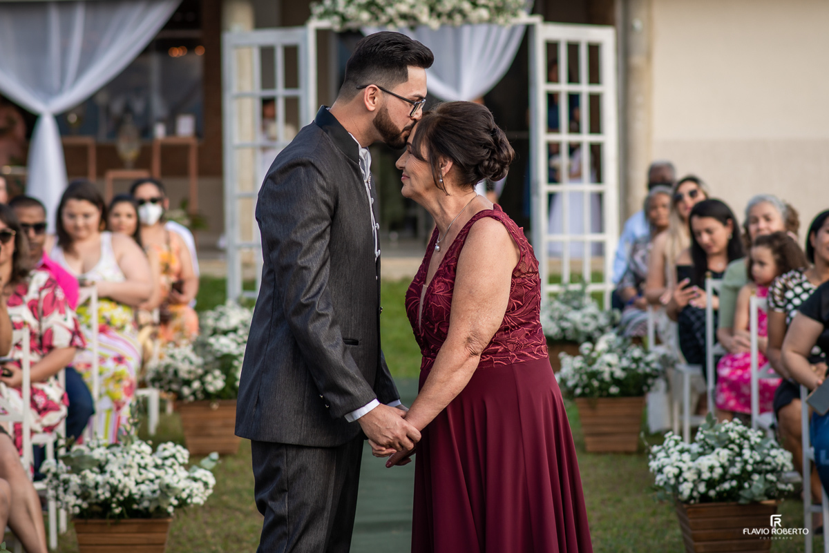 Noivo beijando sua mãe durante Casamento na Hípica Cachoeira Paulista-SP