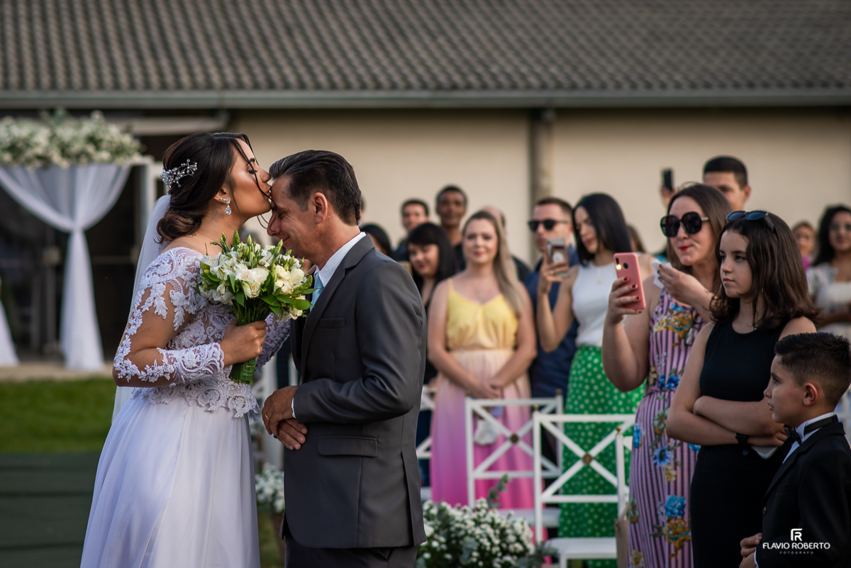 Noiva beijando seu pai durante Casamento na Hípica Cachoeira Paulista-SP