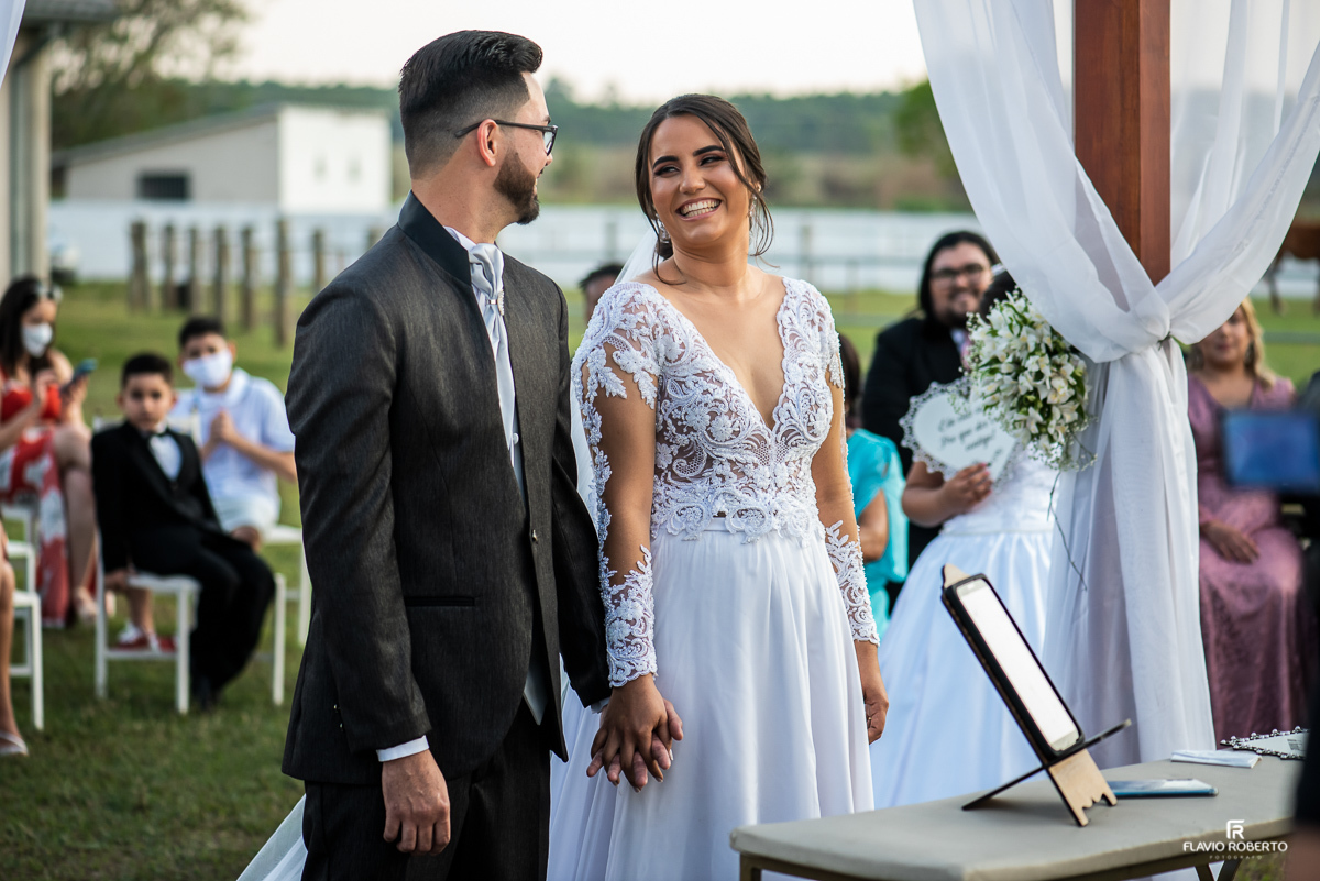 Noivos sorrindo na Cerimônia em Casamento na Hípica Cachoeira Paulista-SP