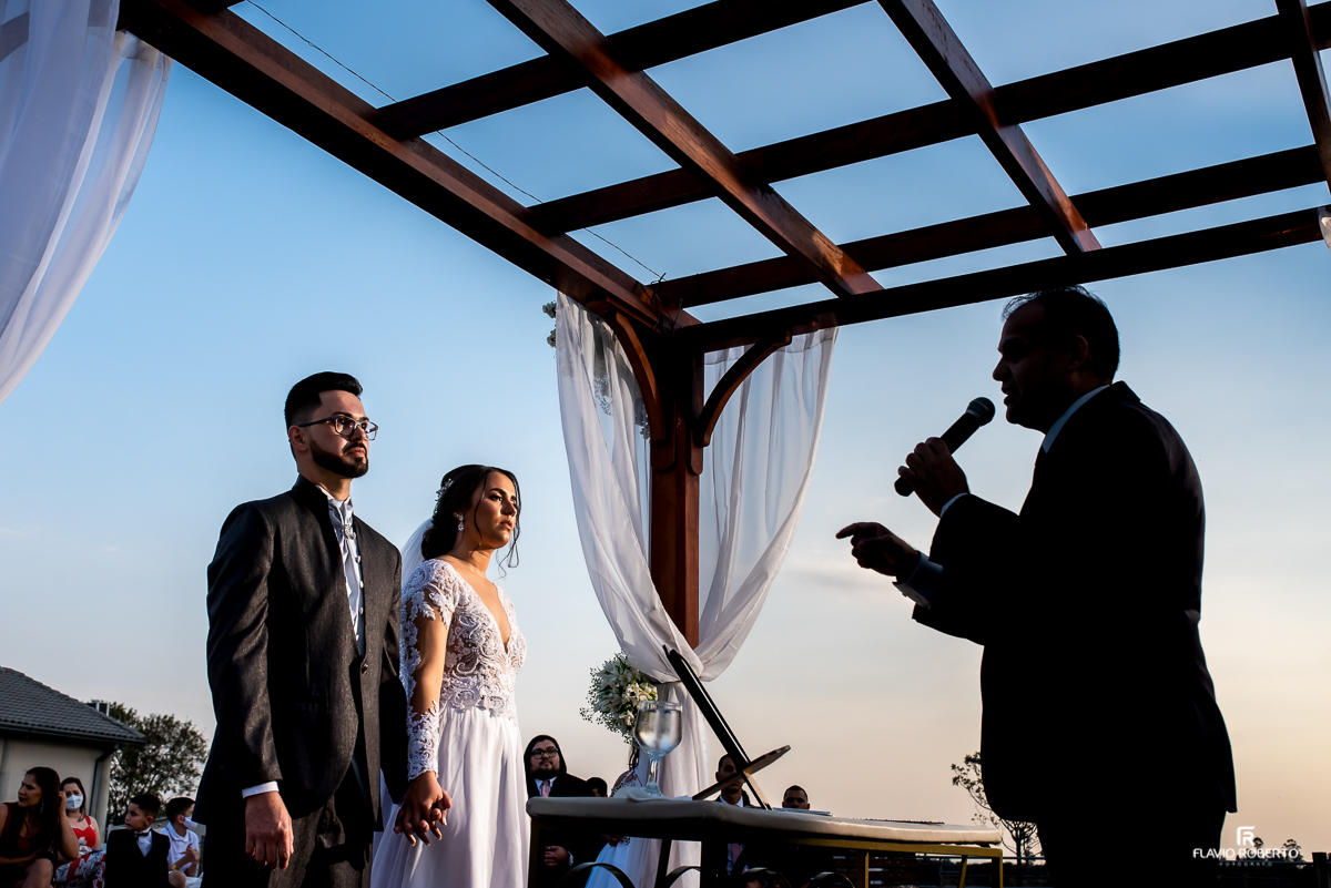 Noivos sorrindo na Cerimônia em Casamento na Hípica Cachoeira Paulista-SP